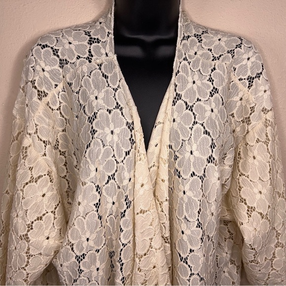 LARGE LULAROE SIMPLY COMFORTABLE CREAM LACE SHRUG OPEN FRONT STRETCH NEUTRAL - Picture 2 of 11